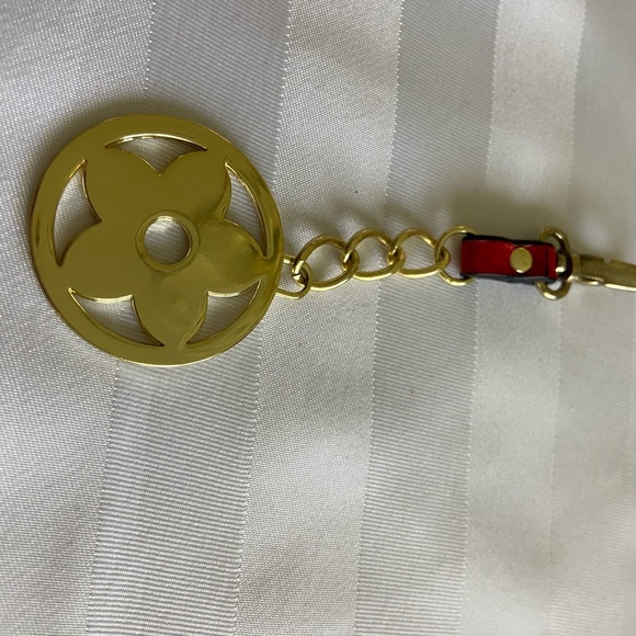 Gold Tone Daisy Clip Keychain - Picture 4 of 6